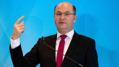 Archivbild: Sven Hoppe/dpa
Albert Füracker (CSU), Finanzminister von Bayern, verteidigte das Reformmodell.