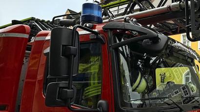 Bild: Matthias Bäumler/fph
Mit der Drehleiter und einem weiteren Einsatzwagen rückte die Feuerwehr am Dienstagmittag an.