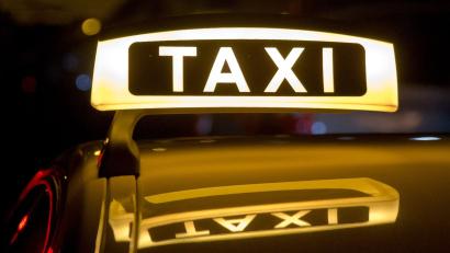 Bild: Daniel Karmann/dpa
Ein beleuchtetes Taxi-Schild auf einem Autodach. In Amberg saß ein Mann vor Gericht, der einen Taxifahrer beleidigt und beschimpft hatte.