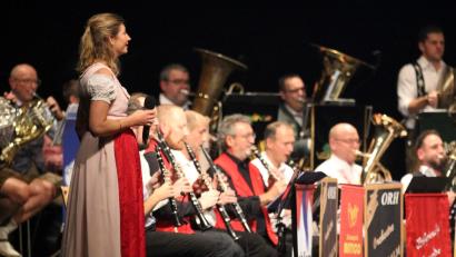 Bild: Isabelle Schindler/exb
Die Kapelle der Kapellmeister im Jahr 2023 bei einem Konzert in Frankreich mit der Sängerin Elke Karr.