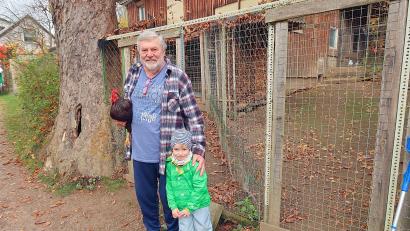 Bild: bsc
Seit seiner Kindheit hegt und betreut Anton Bauer Tiere (links im Bild mit einem Zwerg-Rhodeländer-Hahn). Mit der intensiven Zucht begann das Ehrenmitglied des Kleintierzuchtvereins Friedenfels 1969. Freude an der Kleintierzucht hat mittlerweile auch sein jüngster Enkel Ferdinand (rechts).