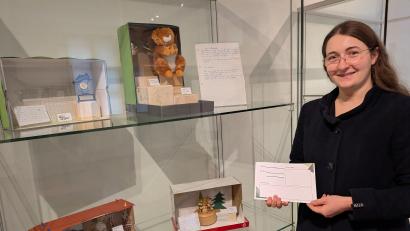 Bild: pz
Zur Aufgabe von Franziska Beck gehört auch die Organisation von besonderen Veranstaltungen im Stiftlandmuseum. Dazu gehört die Sonderausstellung, die aus einem Workshop mit Kindern der Realschule im Stiftland entstand. Gäste können sich aktiv beteiligen, wobei die Karte eine Rolle spielt, die die Museumsfachkraft vorbereitet hat.