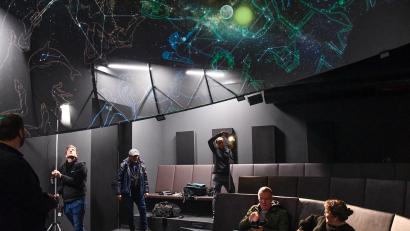 Bild: Petra Hartl
Ein Team des SWR war am Dienstag im Planetarium in Ursensollen zu Gast, um dort für das Büchermagazin "lesenswert" zu drehen.