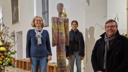 Bild: Dobler
Kunst in der Klardorfer Kirche: "Der Bote" von Michaela Geissler (links), hier mit ihrem Mann Florian Geissler (Mitte) und Pfarrer Markus Meier (rechts), für den die Skulptur einen "Engel der Hoffnung" darstellt.