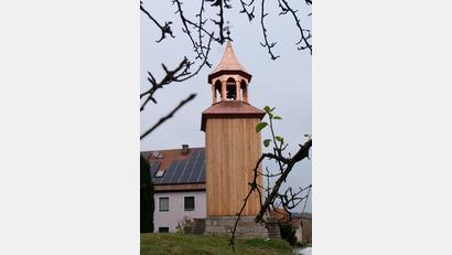 Bild: le
Der sanierte Glockenturm von Schlattein.