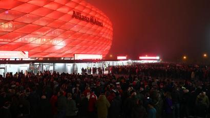 Bild: Sven Hoppe/dpa
In der Allianz-Arena schweigen viele Fans in der Anfangsphase, mutmaßlich wegen eines Notfalls.