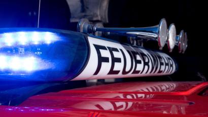 Symbolbild: Niklas Treppner/dpa
Die Feuerwehr konnte das brennende Fahrzeug schnell löschen.