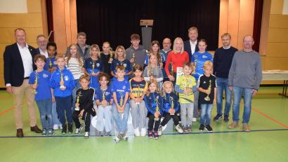 Bild: bö
Pokale für die Sieger der einzelnen Wertungsklassen der Schülerinnen und Schüler waren der Lohn für die Anstrengung. Mit auf dem Bild Organisator Georg Roth (rechts) von der Lauftreffsparte der SpVgg Ebermannsdorf).