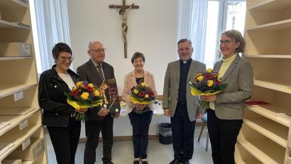 Bild: Pfarrei St. Georg
Das neue Pfarrarchiv von St. Georg Amberg wurde eingeweiht. Von links: Dr. Susanne Wanninger, Dietmar Gleis, Maria Gleis, Dekan Markus Brunner, Dr. Camilla Weber.