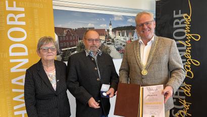 Bild: Lara Schmaus, Stadt Schwandorf/exb
OB Andreas Feller (rechts) überreicht Johann Geck (Mitte) im Beisein seiner Frau Heidemarie (links) die Konrad-Max-Kunz-Medaille.