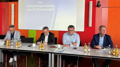 Bild: Richard Tischler/exb
Zur Herbstversammlung kam der Bayerische Gemeindetag im Kreisverband Schwandorf zusammen. Das Foto zeigt (von links) Dr. Harald Hollnberger, Thomas Knoll, Vorsitzenden Martin Birner sowie Wilfried Schober.