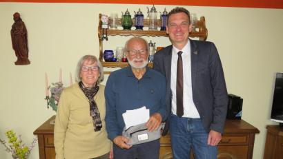 Bild: adj
Bürgermeister Ernst Schicketanz gratulierte Werner Schumacher mit Frau Gisela zum 80. Geburtagstag.