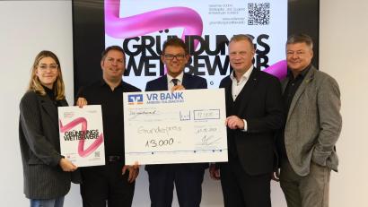 Bild: Verena Fitzgerald/exb
Die Wirtschaftsförderung Amberg und die VR Bank Amberg-Sulzbach eG rufen ambitionierte Gründer auf, ihre Geschäftsideen beim ersten Amberger Gründungswettbewerb einzureichen. Von links: Mirjam Dettling, Thomas Retzer, Andreas Reindl, Martin Sachsenhauser, Karlheinz Brandelik.