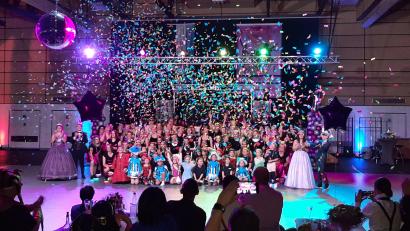Archivbild: Mitterteicher Gaudiwurm/exb
Nach dem Neustart vor einigen Jahren hat sich der Stadtball inzwischen wieder fest im Mitterteicher Fasching etabliert. Am 8. Februar 2025 geht es wieder rund in der Mehrzweckhalle. Das Bild zeigt eine Szene aus diesem Jahr.