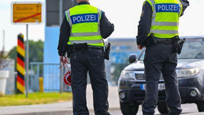 Symbolbild: Patrick Pleul/dpa/Symbolbild
Kurz vor einer Grenzkontrolle an der A6 bei Waidhaus sprang ein Mann aus einem Auto und flüchtete in den Wald.