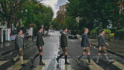 Bild: Julian Bauer
Die Hulzstoussboum überqueren bei ihrem London-Trip den berühmten Zebrastreifen auf der Abbey Road.