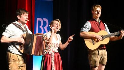 Bild: gf
Gern gesehene Gäste bei den Brettl-Spitzen und auch im ACC sind die "Bauernseufzer" aus der Neumarkter Gegend mit (von links) Markus, Daniela und Steff.