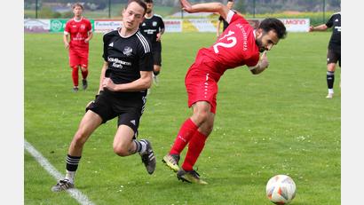 Archivbild: Dieter Jäschke
Hussam Barij von der DJK Irchenrieth (rechts, Szene aus einem früheren Spiel) im Zweikampf. Gegen Vorbach soll für die DJK der nächste Dreier und damit der Sprung aus der Abstiegszone gelingen.