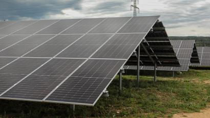 Bild: Wolfgang Steinbacher
Die Dach-Form des neuen Solarparks in Kümmersbruck unterscheidet sich von anderen PV-Anlagen.