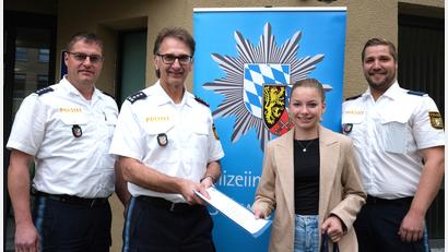 Bild: Hirsch
Die Vertreter der Polizeiinspektion Schwandorf, Florian Meier, Reiner Wiedenbauer und Peter Schulz (von links), bedanken sich bei Lina Gnerer für ihre Zivilcourage mit einem Brief des Polizeipräsidenten und einer Belohnung.