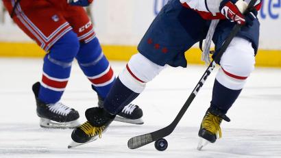 Symbolbild: John Munson/AP/dpa
Zwei Eishockeyspieler kämpfen um den Puck.