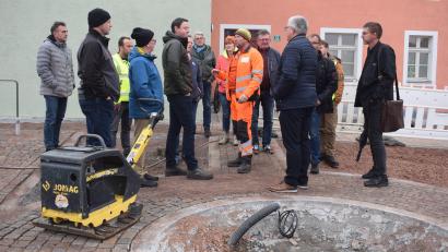Bild: bnr
Die Außenanlagen am Haas-Haus bildenden Abschluss des Umbaus der Haas-Kreuzung. Der Bau- und Umweltausschuss macht sich ein Bild von den Restarbeiten.