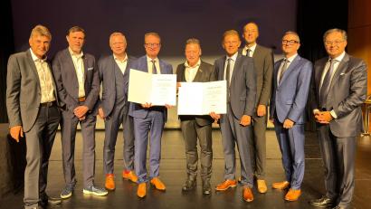 Bild: Thomas Retzer
Große Auszeichnung für zwei ehemalige Vorstände der VR-Bank Amberg: Dieter Paintner und Erich Übler (Mitte, mit Urkunden) bekamen die goldene Ehrennadel des Genossenschaftsverbands Bayern. Im Bild von links: Georg Wittmann, Dieter Heldrich, Martin Sachsenhauser, Dieter Paintner, Erich Übler, Andreas Reindl, Dr. Andreas Leißl, Walter Friedrich und Wolfgang Völkl.