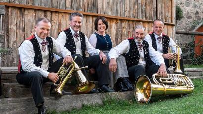 Bild: Martin Bacher/exb 
Das Kastelruther Männerquartett – mit Sprecherin Helga Mahlknecht – gastiert am Sonntag, 17. November, in der Klosterkirche St. Felix in Neustadt/WN. Mit dem Konzert wird das Kloster St. Felix unterstützt.