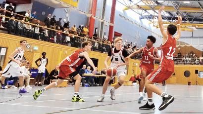Bild: ref
Sein erstes Heimspiel in der Bundesliga hat das Oberpfälzer Team (Mitte Paul Kreutzmeier) in Amberg gegen den FC Bayern München ausgetragen.