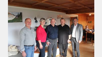 Bild: Nikolaus Scherr/exb
Viele Gratulanten lassen Josef Höcherl an seinem 85. Geburtstag hochleben.