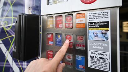 Symbolbild: Bernd Weißbrod/dpa
Im Großraum Regensburg sind 29 Zigarettenautomaten gestohlen und aufgebrochen worden.