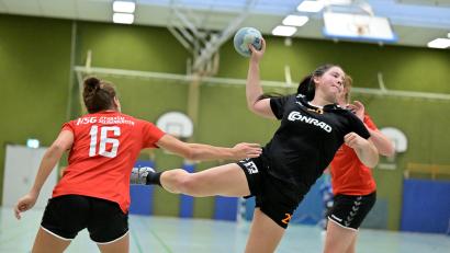 Bild: Hubert Ziegler
Martina Kardos (schwarzes Trikot) und die HG Amberg empfangen das Spitzenteam SG Frankenpower.