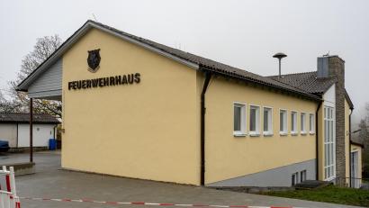 Bild: lum
Das Feuerwehrhaus in Wildenreuth mit renovierter Fassade und neuen Stellplätzen.