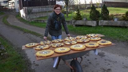 Archivbild: gi
In Moosbach ist am Wochenende wieder Kirwakuchenzeit. So sah es noch vor wenigen Jahren aus, als man die Kirwakuchen wie hier beim Bäcker Ambros Held in Burgtreswitz im Backofen backen ließ.
