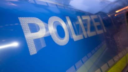 Bild: Marijan Murat/dpa
Die Polizei ermittelt aktuell, weil ein Unbekannter die Scheibe eine Waffengeschäfts in Amberg beschädigt hat.