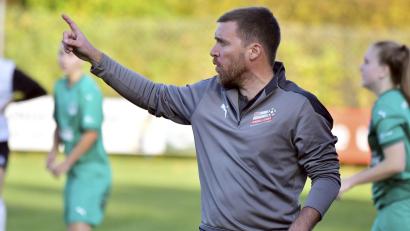 Bild: Hubert Ziegler
Trainer Simon Eisinger und die Fußballerinnen des TSV Theuern sind in der Bayernliga derzeit bestens unterwegs.