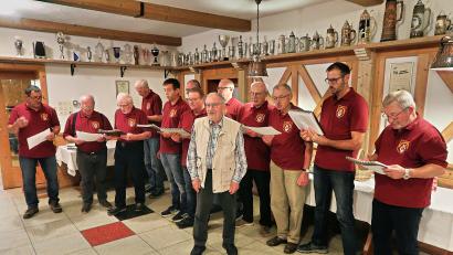 Bild: bsc
Hochleben ließ der Männergesangverein „Frohsinn“ sein Mitglied Meinhard Rückerl (vorne). Zum 80. Geburtstag gratulierten die Sänger im Gasthof „Goldener Engel“ mit einem Ständchen.