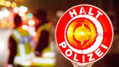 Symbolbild: Daniel Bockwoldt
Die Verkehrspolizei Hof führte Abstandskontrollen bei einer Verkehrsüberwachung durch.