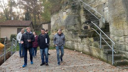 Bild: Stefanie Roth
Vertiefte Gespräche rund um die Naturbühne Schönberg in Grafenwöhr: Wie lassen sich die Toiletten und der Aufenthaltsraum zukunftsfähig sanieren?