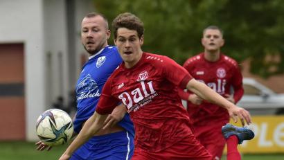 Bild: mhs
Sebastian Ring (links, Szene aus dem Derby gegen den TV Nabburg) und der SV Diendorf peilen gegen den FC OVI-Teunz die nächste Überraschung an.