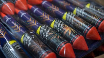 Bild: Christophe Gateau/dpa/Symbolbild
In Amberg haben zwei Diebe Feuerwerkskörper mitgehen lassen.