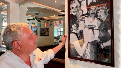 Bild: Wolfgang Stelljes/dpa
Erinnerung an den prominenten Stammgast: Dietmar Holzapfel, einer der Inhaber der "Deutschen Eiche", zeigt ein Bild von Freddie Mercury im Restaurant.