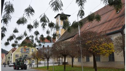 Bild: bö
Eine dezent beleuchtete Bäumchen-Straße begleitet wieder den Spaziergang durch den vorweihnachtlich geschmückten Ortskern von Schmidmühlen.