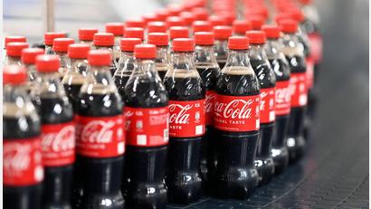 Symbolbild: Uli Deck/dpa
Coca-Cola ruft in Limonaden zurück.