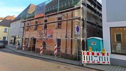 Bild: bl
Das Gerüst steht, jetzt wird angepackt bei der Sanierung des "Löwenhofs" in Pfreimd.