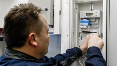 Bild: Markus Scholz/dpa
Ein Elektriker montiert einen digitalen Stromzähler mit einem Smart-Meter-Gateway zur Datenübertragung.