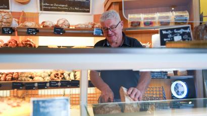 Bild: Sebastian Böhm
Hans Zach in seiner Bäckerei in Oberwildenau.