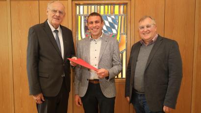 Bild: Stadt Weiden/Pressestelle
Stefan Erndt (Mitte) ist neuer Geschäftsführer des Jobcenters Weiden-Neustadt. Bürgermeister Lothar Höher (links) und Wolfgang Hohlmeier, Sozialdezernent der Stadt, gratulieren ihm.
