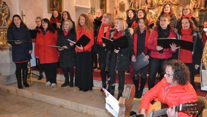 Archivbild: jr
Der Kemnather Gospelchor „Just for Joy“ sang vor zwei Jahren beim Benefizkonzert des Vereins "Kopf hoch" Konnersreuth. Am Sonntag feiert das Ensemble in Kemnath das 25-jährige Bestehen.