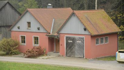 Bild: bey
Das Feuerwehrhaus Neuenhammer muss nach der Zusammenlegung der Wehren Georgenberg und Neuenhammer erweitert werden, damit auch ein Stellplatz für ein TSF-W vorhanden ist.